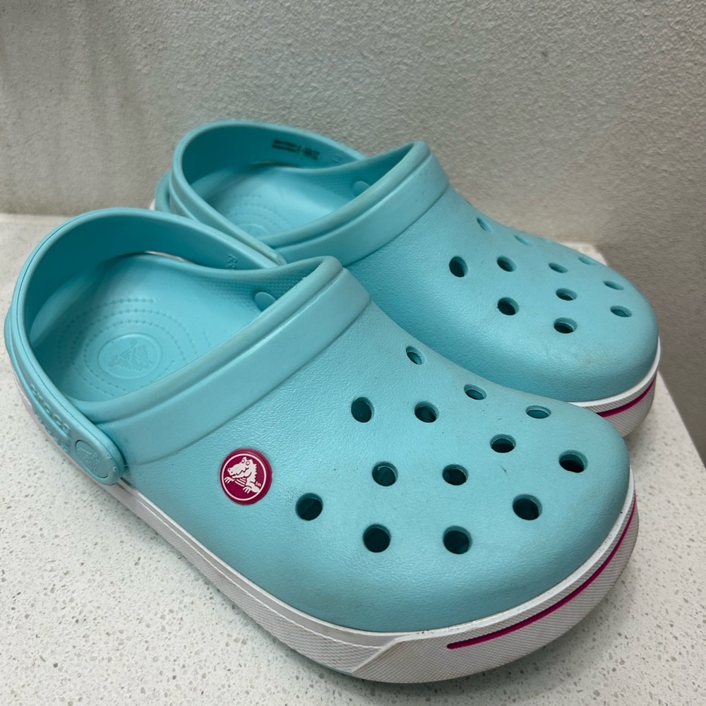 Kids Light Blue Turquoise Crocs Clogs in Very Good Condition! Junior size 3
